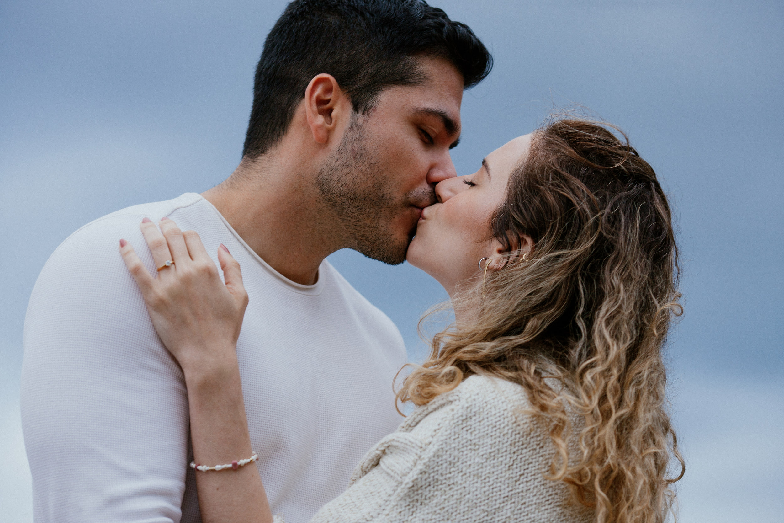 Lucas and Isabela kissing, her hand with the ring on his shoulder, Miradouro do Guindaste, Madeira