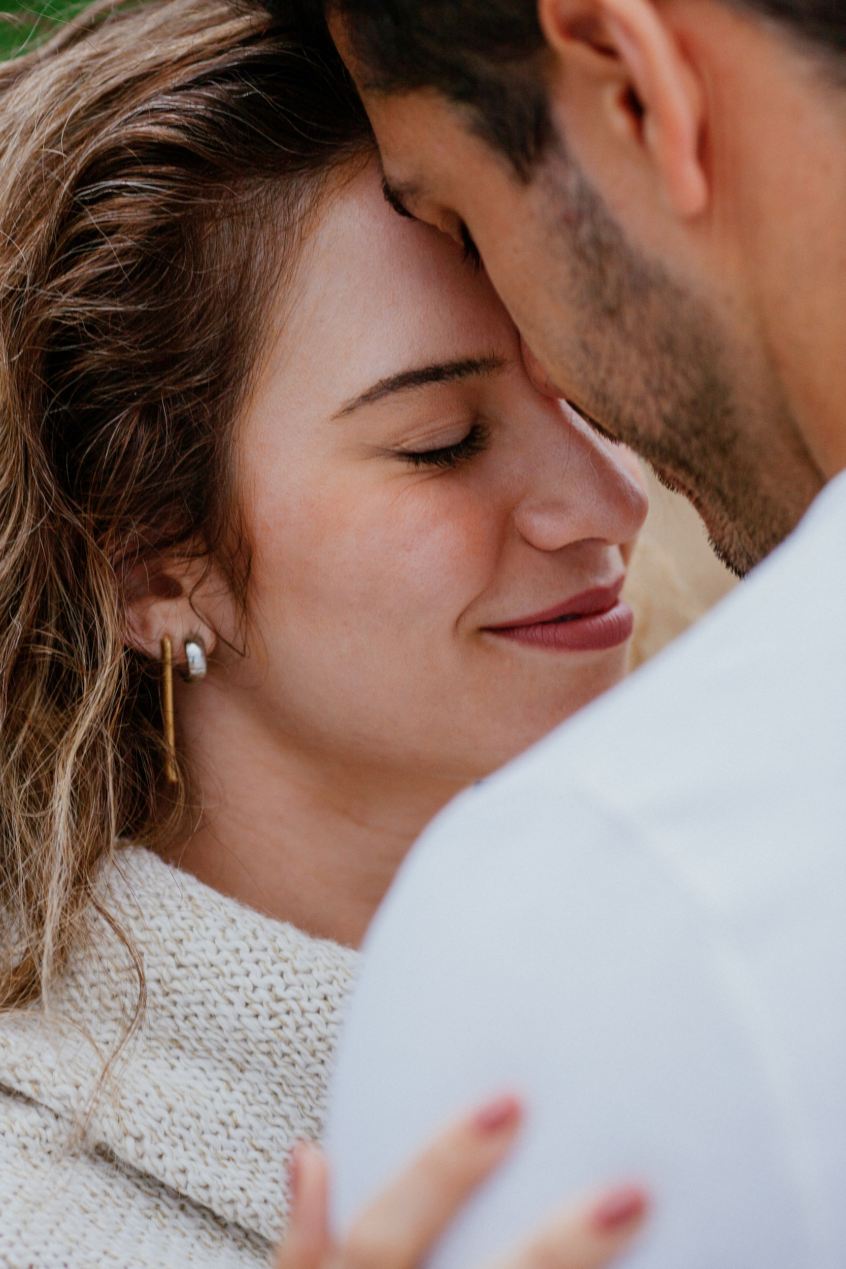 Foreheads together, Isabela smiling with her eyes closed against Lucas, Miradouro do Guindaste, Madeira