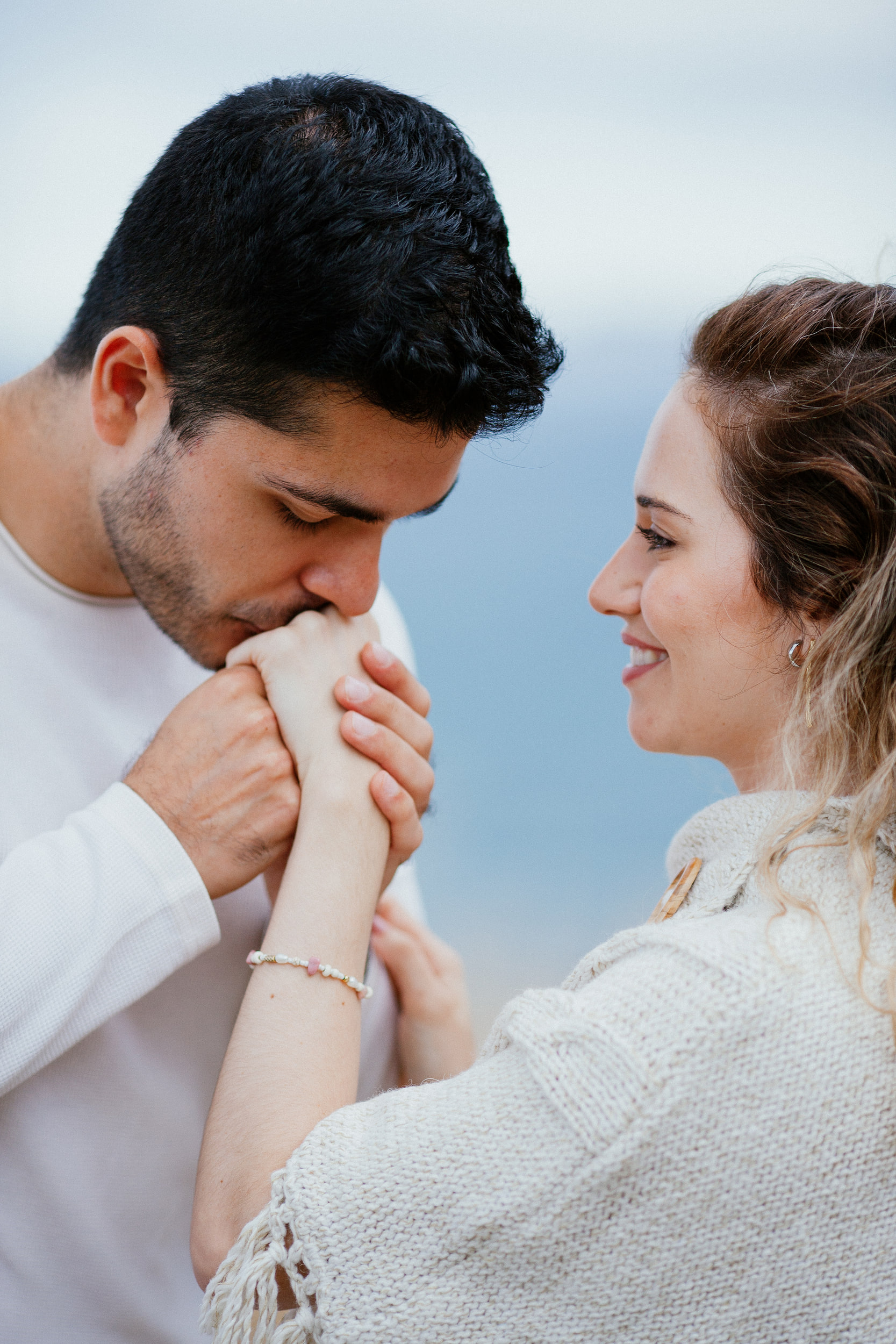 Lucas kissing Isabela's hand while she smiles at him, Miradouro do Guindaste, Madeira