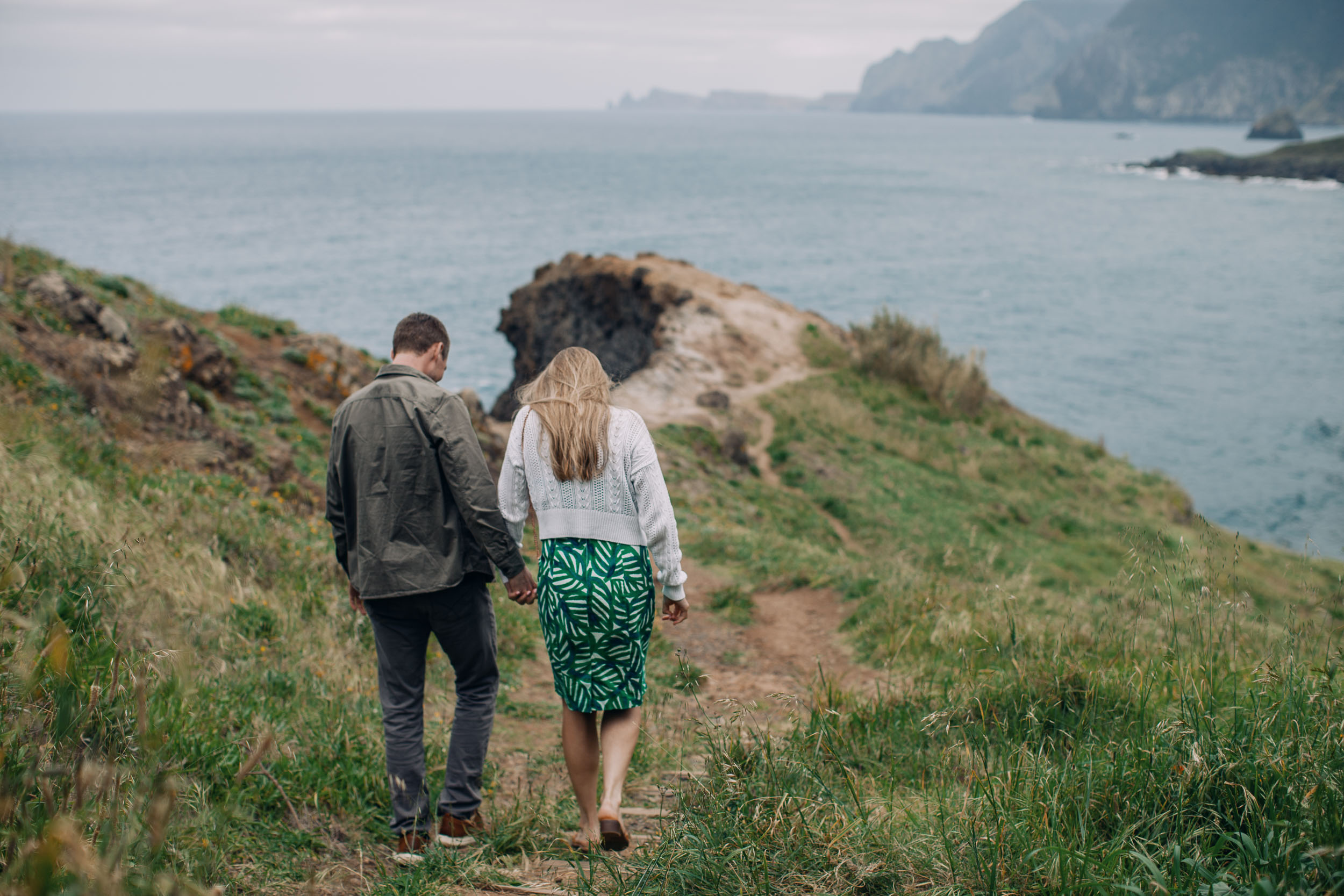 Couple kissing at Miradouro do Guindaste, Madeira